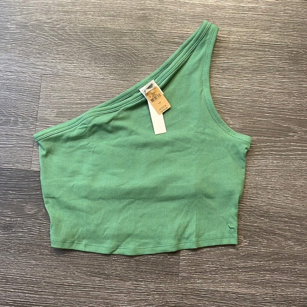 NWT Victoria’s Secret built-in bra top color green. Size large